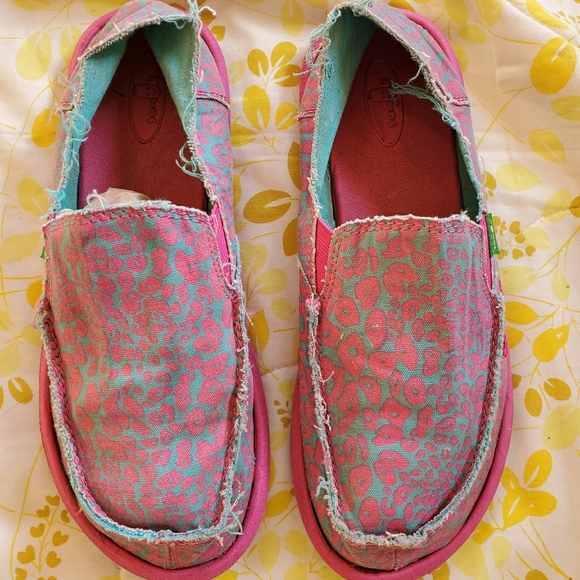 Sanuk Shoes - Slip on shoes